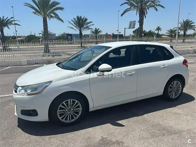 Usado Citroën C4 88 CV (64 kW) 2012 Blanco Berlina