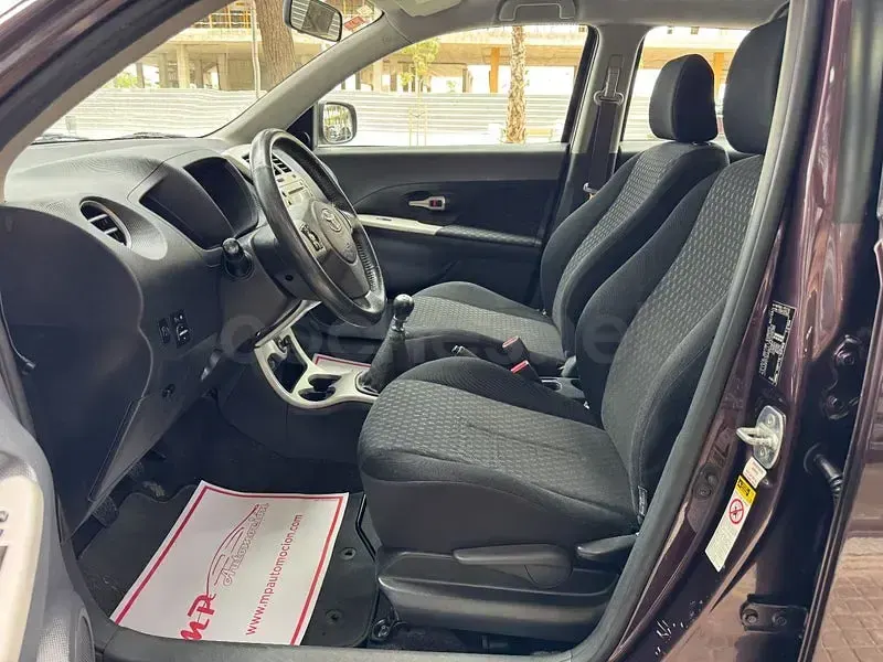 Usado Toyota Urban Cruiser Active 101 CV (74 kW) 2009 Violeta / lila Utilitario