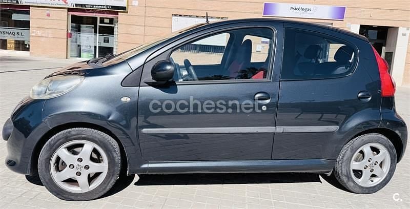 Usado Peugeot 107 54 CV (39 kW) 2008 Negro Utilitario