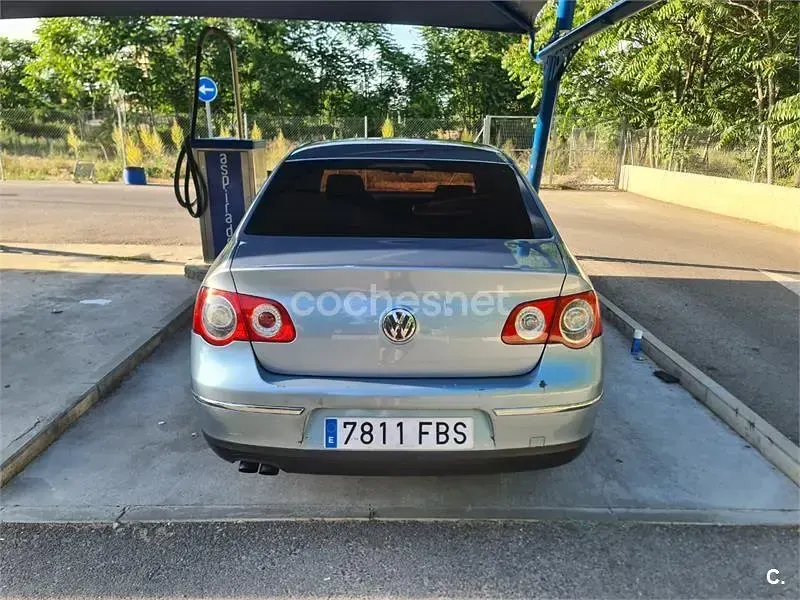 Usado VW Passat Highline 140 CV (102 kW) 2006 Azul Berlina