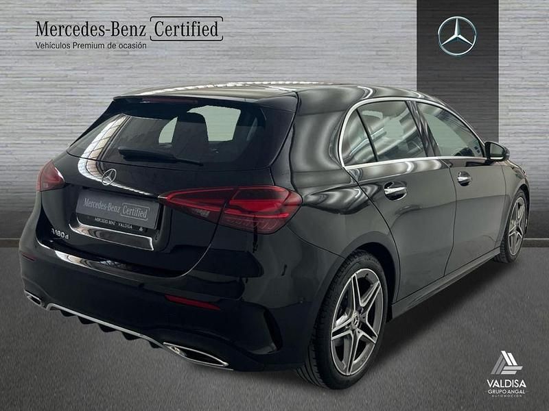 Usado Mercedes A180 AMG line 116 CV (85 kW) 2023 Negro Berlina