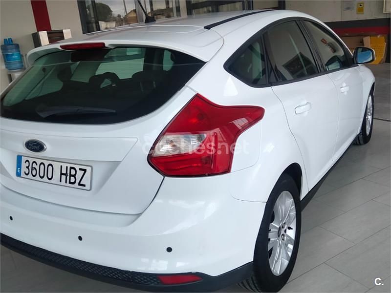 Usado Ford Focus Trend 115 CV (84 kW) 2011 Blanco Berlina