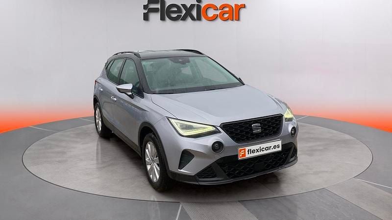 Usado Seat Arona Style 110 CV (80 kW) 2023 Gris SUV