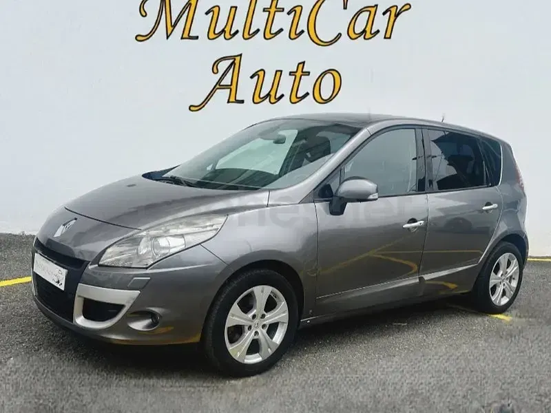 Usado Renault Scénic Dynamique 130 CV (95 kW) 2010 Gris / plata Monovolumen