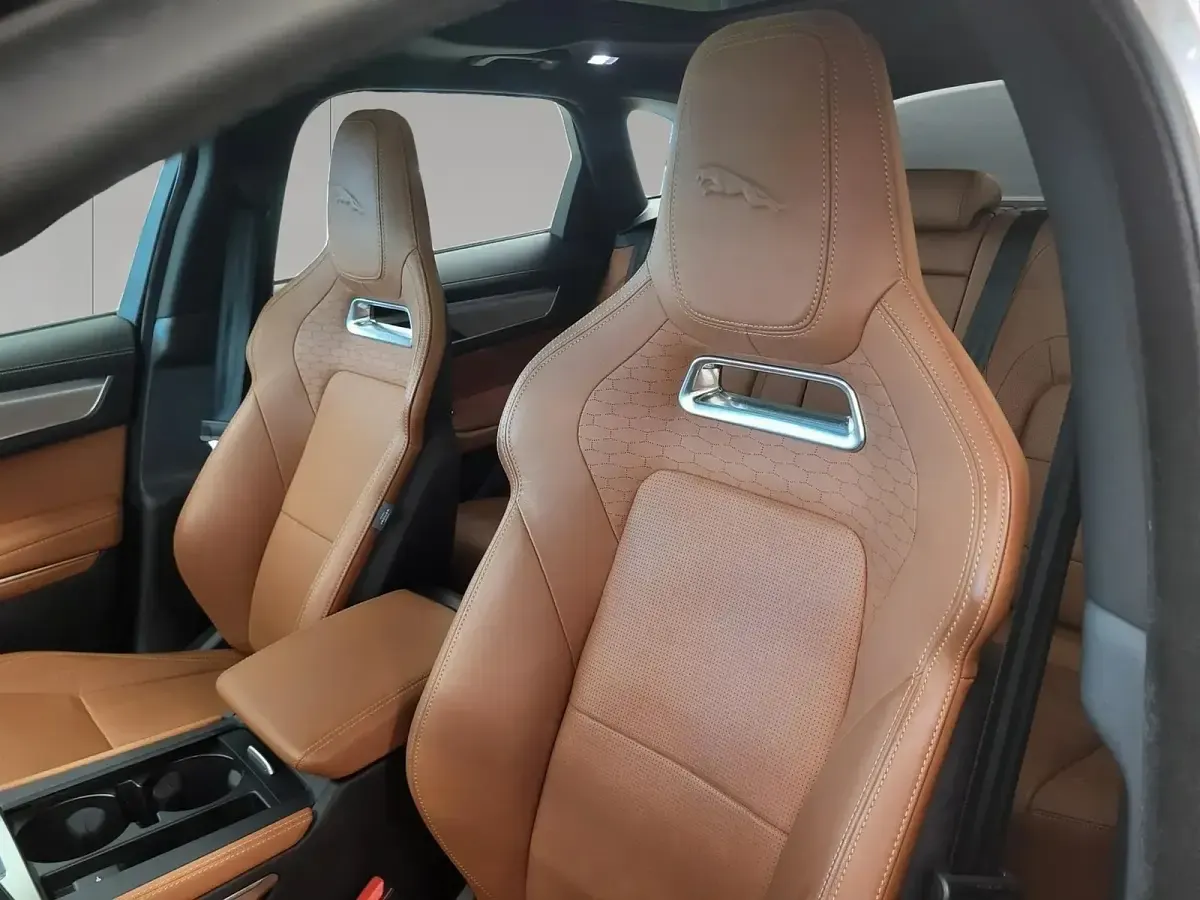 Usado Jaguar F-Pace R-Dynamic 204 HP (150 kW) 2025 Preto SUV