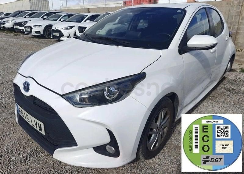 Usado Toyota Yaris Hybrid Active 116 CV (85 kW) 2022 Blanco Berlina