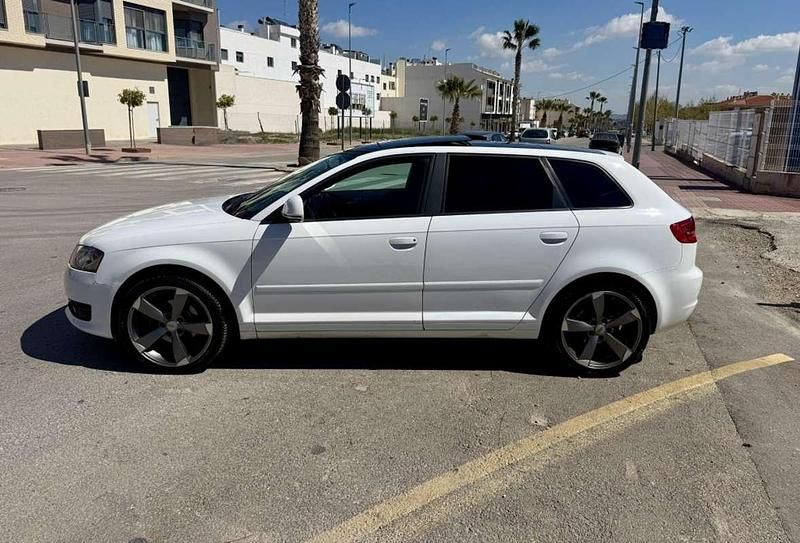 Usado Audi A3 Sportback Attraction 105 CV (77 kW) 2010 Blanco Utilitario