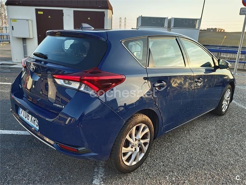 Usado Toyota Auris Hybrid Active 136 CV (100 kW) 2018 Azul Berlina