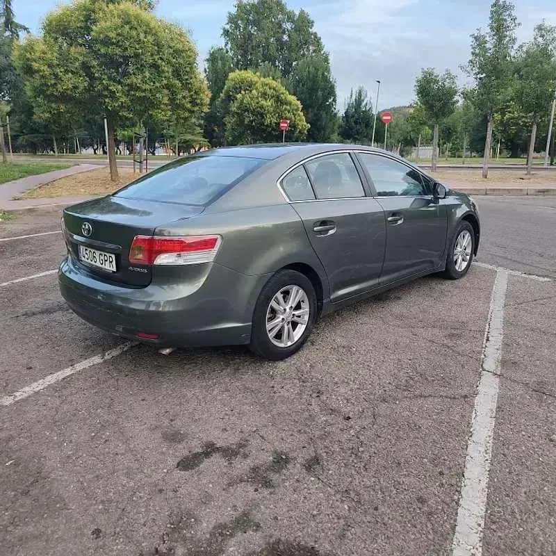 Usado Toyota Avensis Advance 126 CV (92 kW) 2009 Marrón Berlina