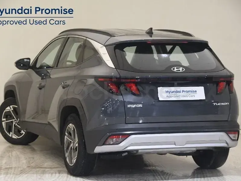 Usado Hyundai Tucson 160 CV (117 kW) 2025 Gris / plata SUV