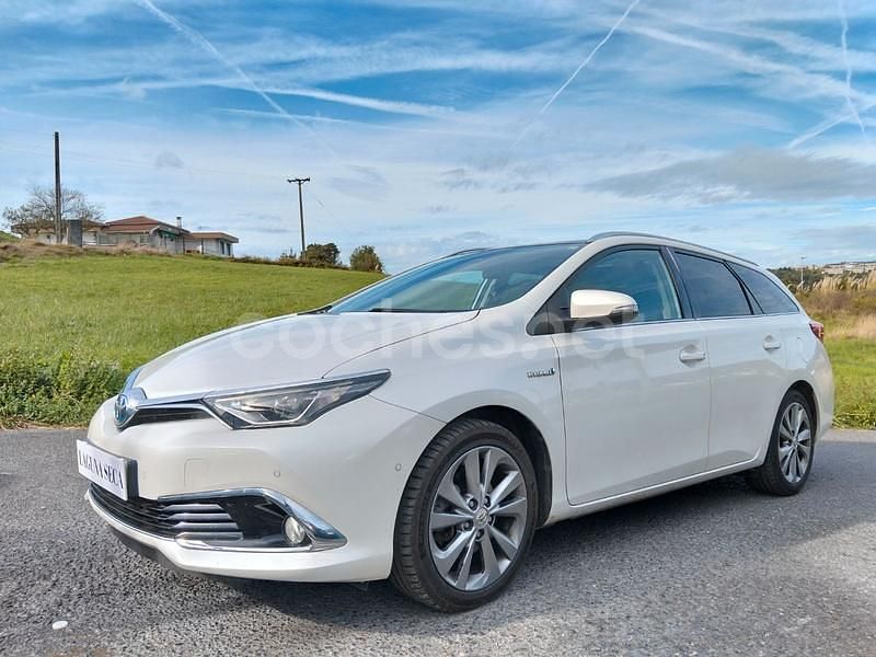 Usado Toyota Auris Hybrid Active 136 CV (100 kW) 2015 Blanco Familiar