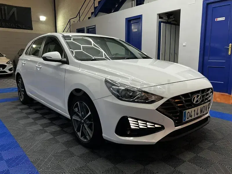Usado Hyundai i30 110 CV (80 kW) 2023 Blanco Berlina