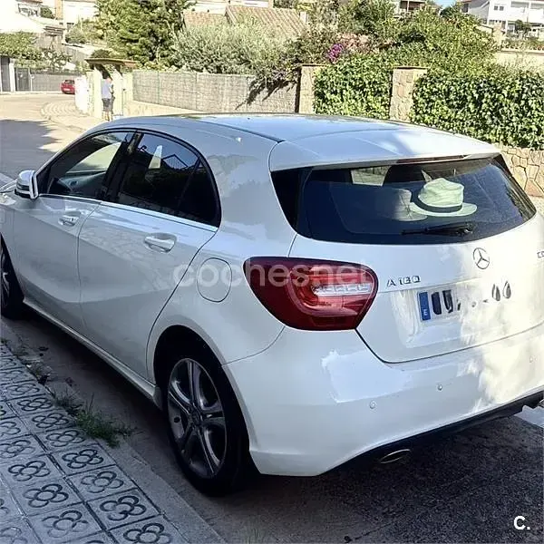 Usado Mercedes A180 Urban 109 CV (80 kW) 2015 Blanco Berlina