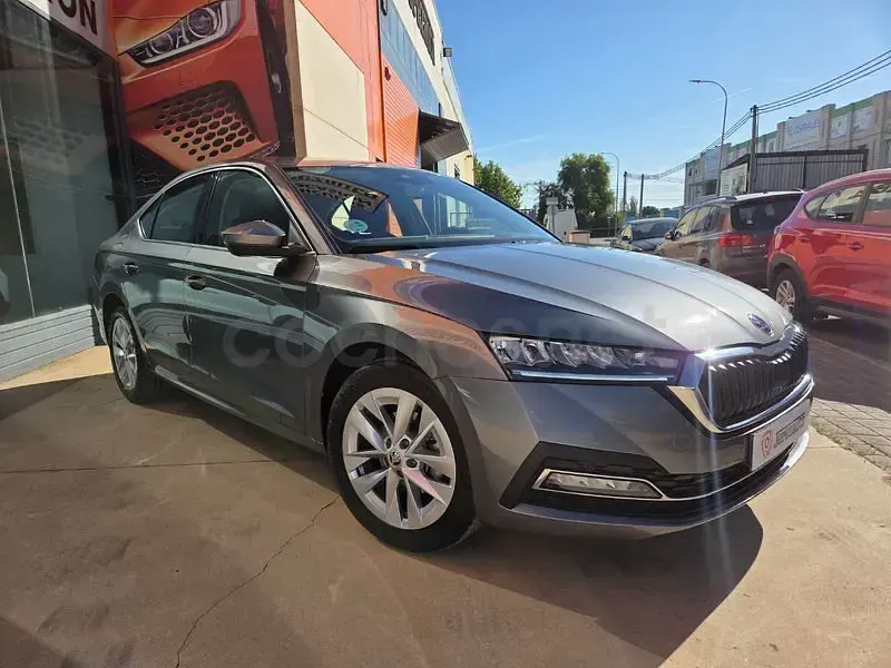 Usado Skoda Octavia Selection 150 CV (110 kW) 2024 Gris / plata Berlina