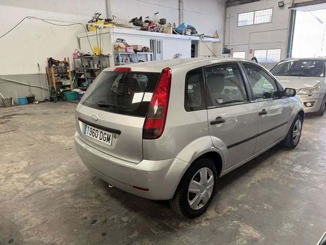 Usado Ford Fiesta Ambiente 68 CV (50 kW) 2005 Plateado Utilitario