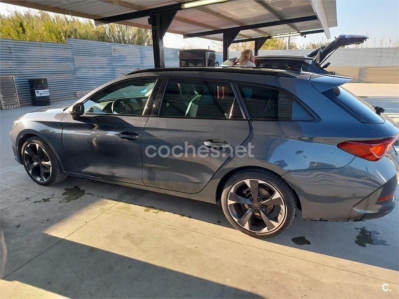 Usado Cupra Leon 150 CV (110 kW) 2023 Gris / plata Familiar