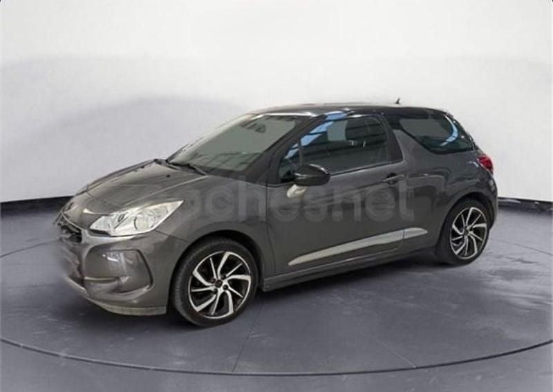 Usado DS Automobiles DS3 Be Chic 110 CV (80 kW) 2018 Gris / plata Berlina