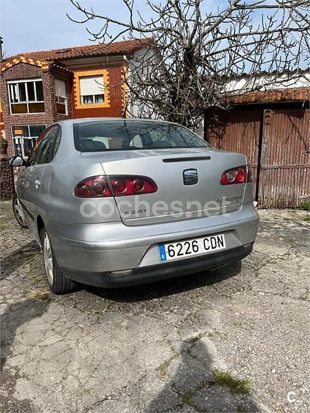 Usado Seat Cordoba Sport 130 CV (95 kW) 2003 Gris / plata Berlina