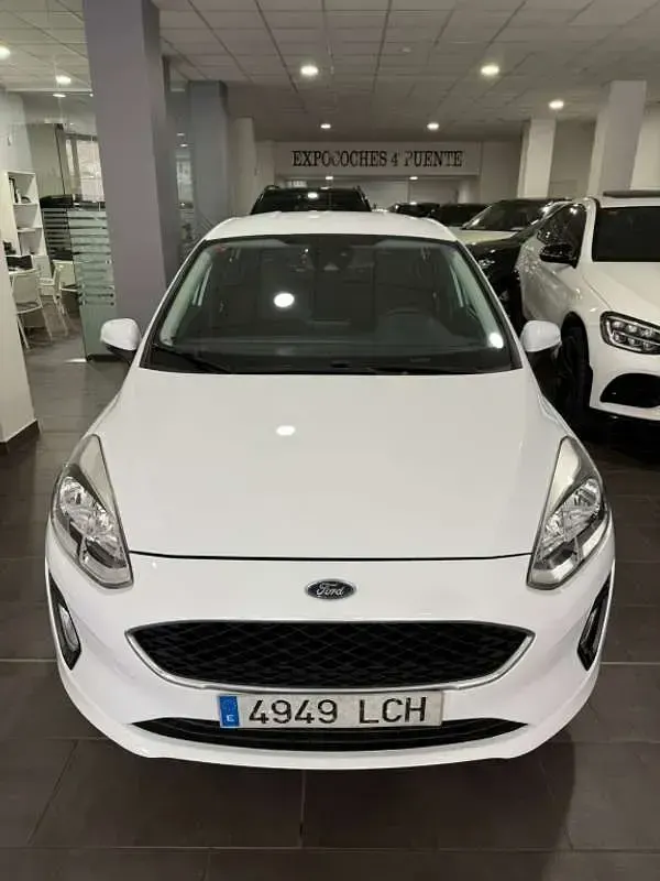 Usado Ford Fiesta Trend 86 CV (63 kW) 2019 Blanco Utilitario