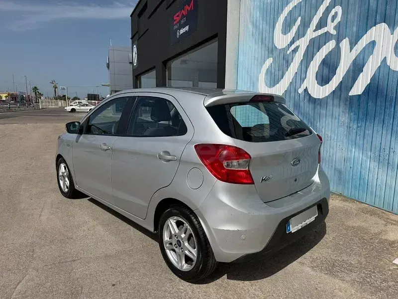 Usado Ford Ka Plus Ultimate 86 CV (63 kW) 2018 Gris / plata Utilitario