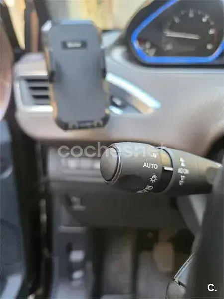 Usado Peugeot 2008 Allure 120 CV (88 kW) 2015 Marrón SUV
