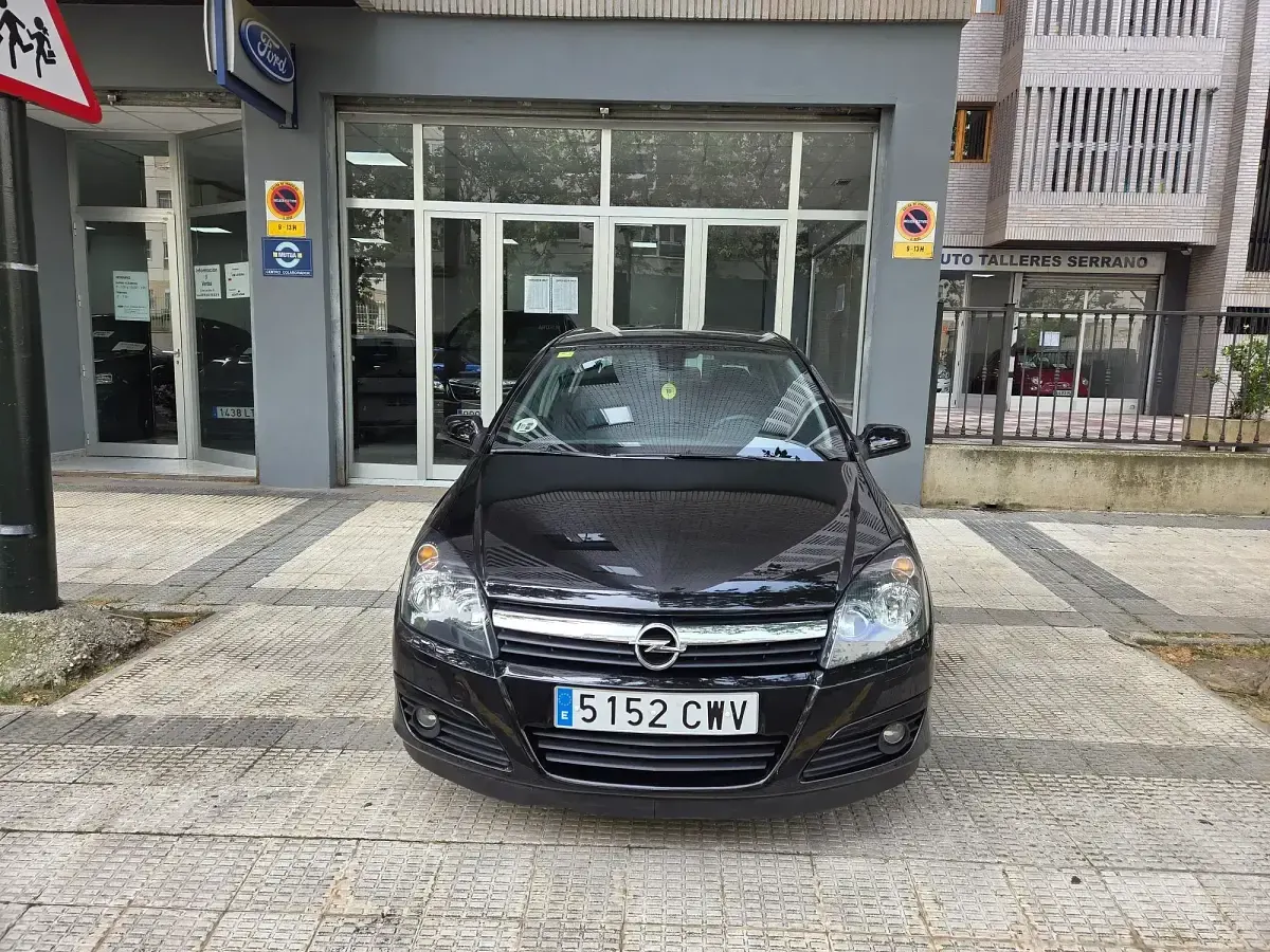 Usado Opel Astra Elegance 105 HP (77 kW) 2004 Preto Citadino