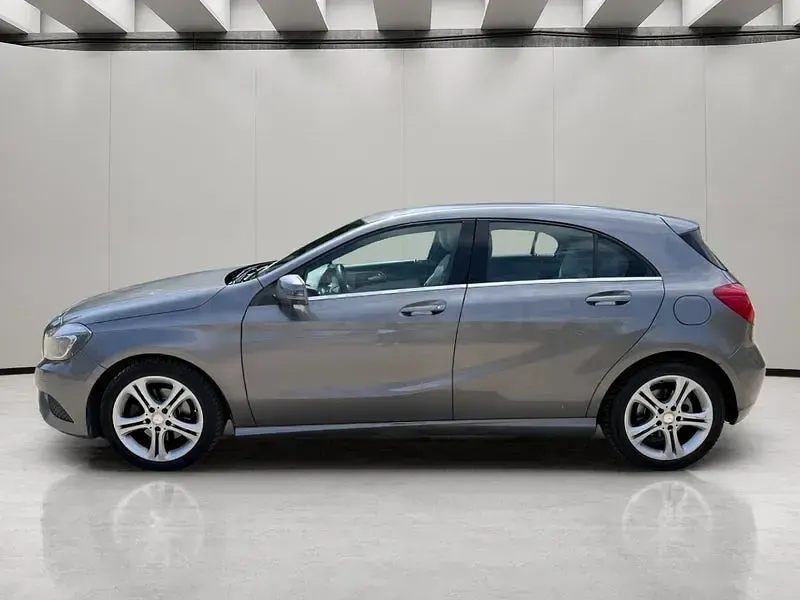 Usado Mercedes A200 Urban 136 CV (100 kW) 2013 Gris / plata Utilitario
