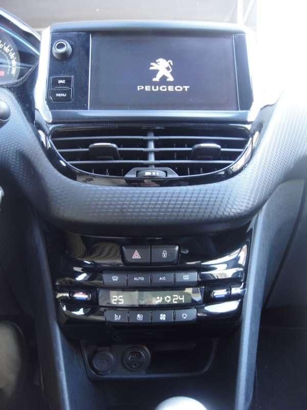 Usado Peugeot 2008 Allure 120 CV (88 kW) 2016 Blanco SUV