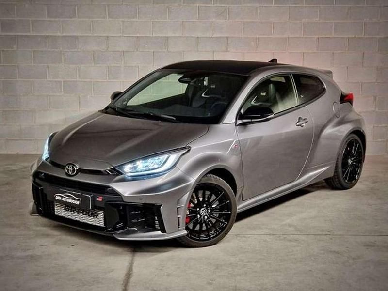 Usado Toyota Yaris 299 CV (219 kW) 2024 Gris Utilitario