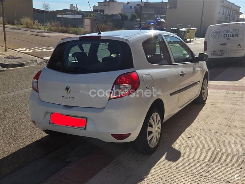 Usado Renault Clio II Authentique 70 CV (51 kW) 2010 Blanco Berlina