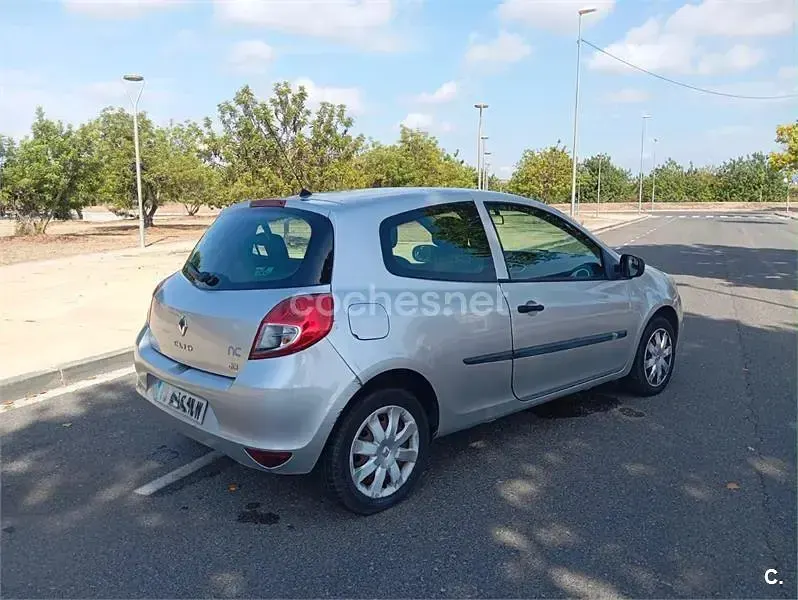 Usado Renault Clio IV Business 90 CV (66 kW) 2012 Gris / plata Berlina