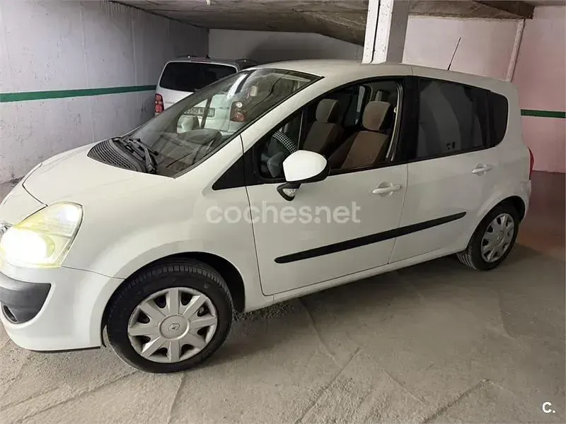 Usado Renault Grand Modus Authentique 75 CV (55 kW) 2009 Blanco Monovolumen