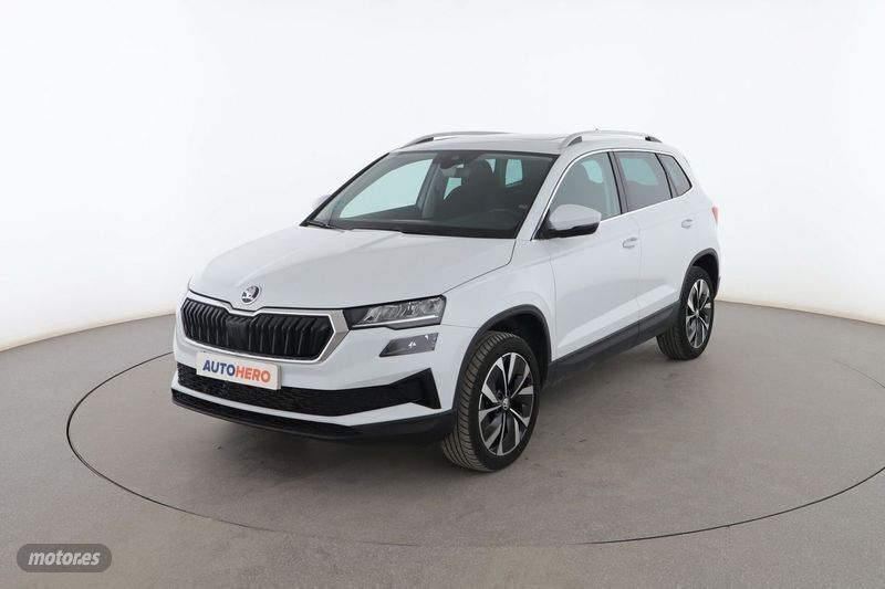 Blanco Usado 2024 Skoda Karoq Ambition SUV | 28.299 € (Un poco caro) - Imagen 1/3