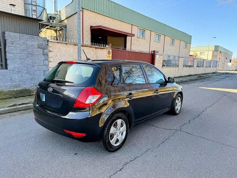 Usado Kia Ceed 90 CV (66 kW) 2011 Negro Utilitario