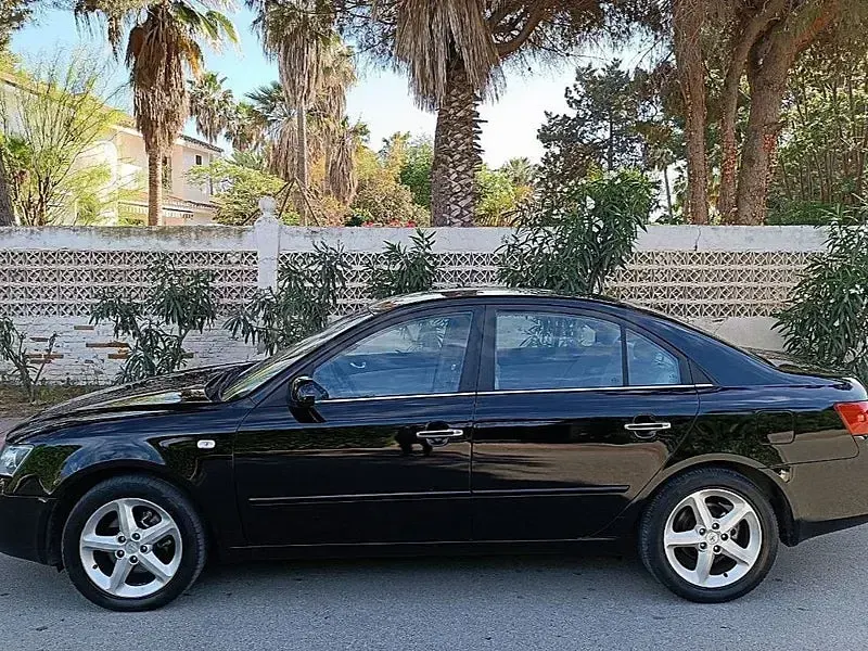 Usado Hyundai Sonata Style 140 CV (102 kW) 2008 Negro Berlina