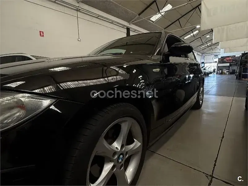 Usado BMW 116 122 CV (89 kW) 2008 Negro Utilitario
