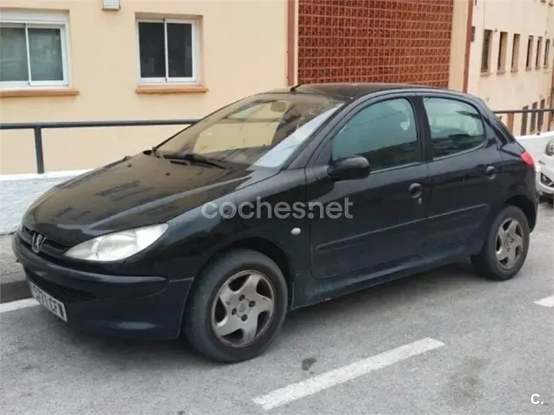 Usado Peugeot 206 70 CV (51 kW) 2003 Negro Berlina