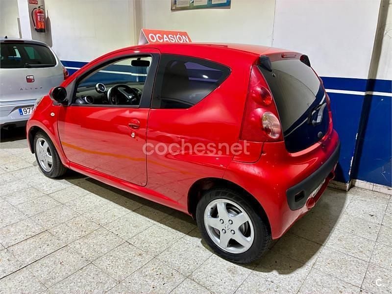 Usado Peugeot 107 54 CV (39 kW) 2008 Rojo Utilitario
