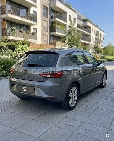 Usado Seat Leon Ecomotive 105 CV (77 kW) 2014 Gris / plata Berlina