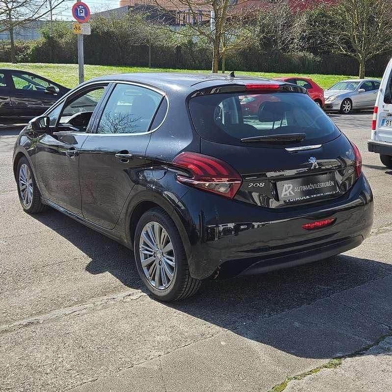 Usado Peugeot 208 Allure 92 CV (67 kW) 2015 Negro Utilitario