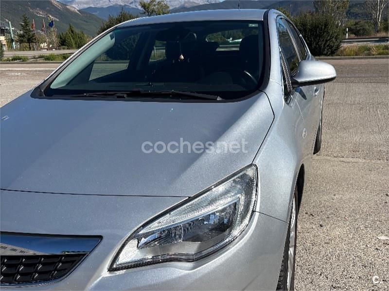 Gris / plata Usado 2010 Opel Astra Enjoy Berlina | 5800 € (Un poco caro) - Imagen 1/4