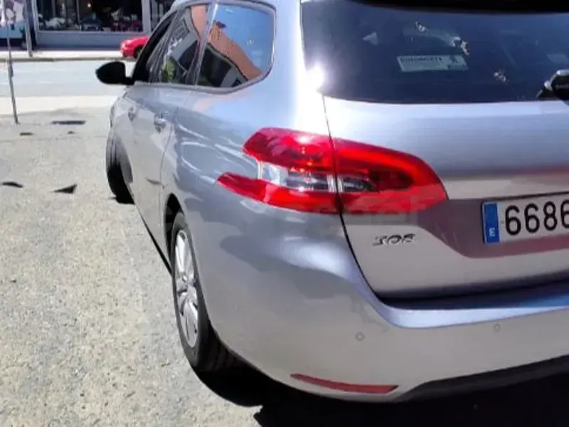 Usado Peugeot 308 SW Active 130 CV (95 kW) 2016 Gris / plata Familiar