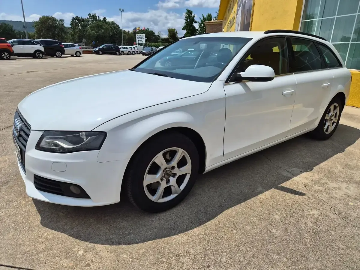 Usado Audi A4 143 CV (105 kW) 2011 Blanco Familiar