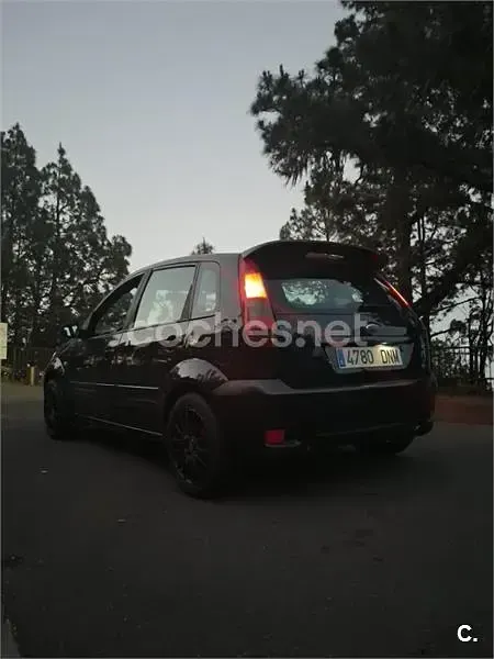 Usado Ford Fiesta 100 CV (73 kW) 2005 Negro Utilitario