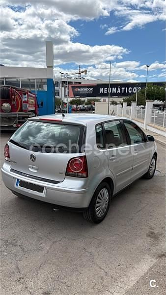 Usado VW Polo Advance 75 CV (55 kW) 2005 Gris / plata Utilitario