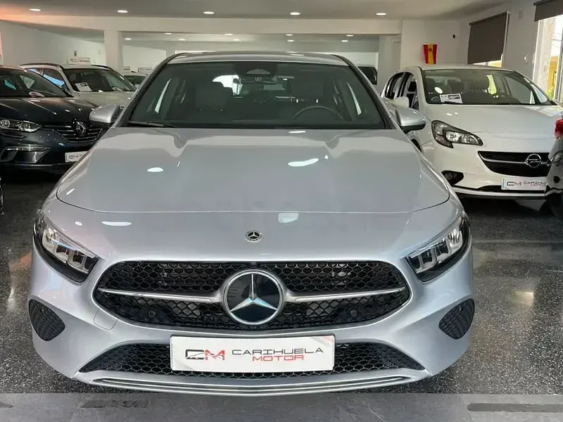 Usado Mercedes A200 150 CV (110 kW) 2025 Gris / plata Berlina