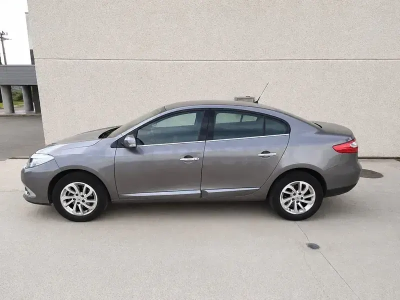Usado Renault Fluence Dynamique 110 CV (80 kW) 2014 Gris / plata Berlina