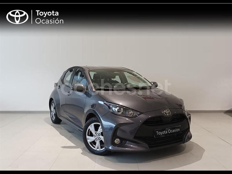 Usado Toyota Yaris Hybrid Active 116 CV (85 kW) 2024 Gris / plata Berlina