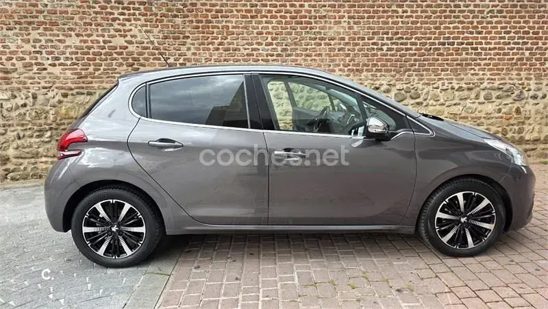 Occasion Peugeot 208 Signature Sky 110 ch (80 kW) 2018 Gris Citadine
