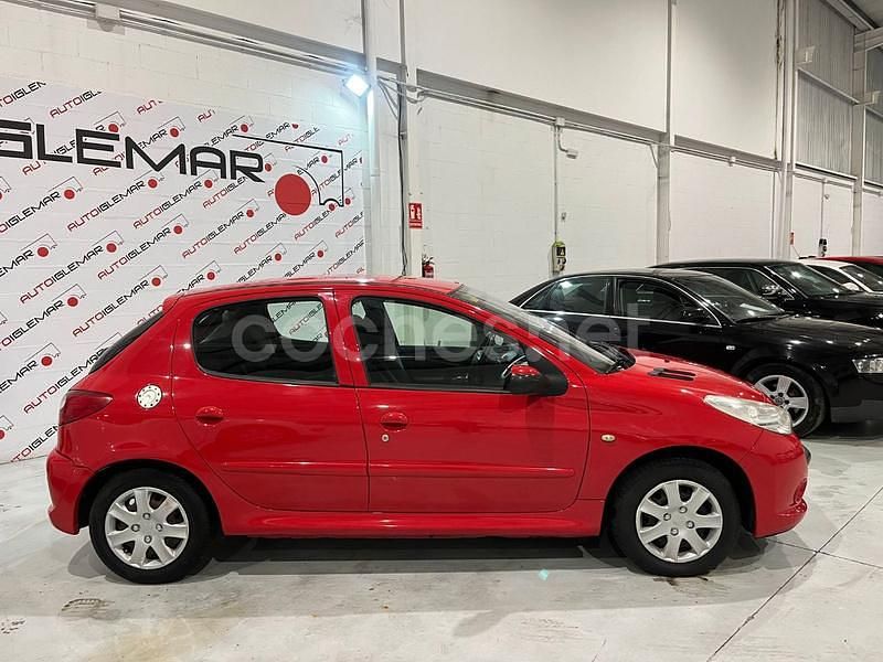 Usado Peugeot 206 75 CV (55 kW) 2010 Rojo Berlina
